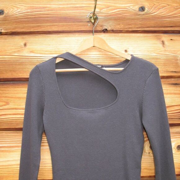 Monrow Cut Out Ribbed Top - Picture 4 of 8